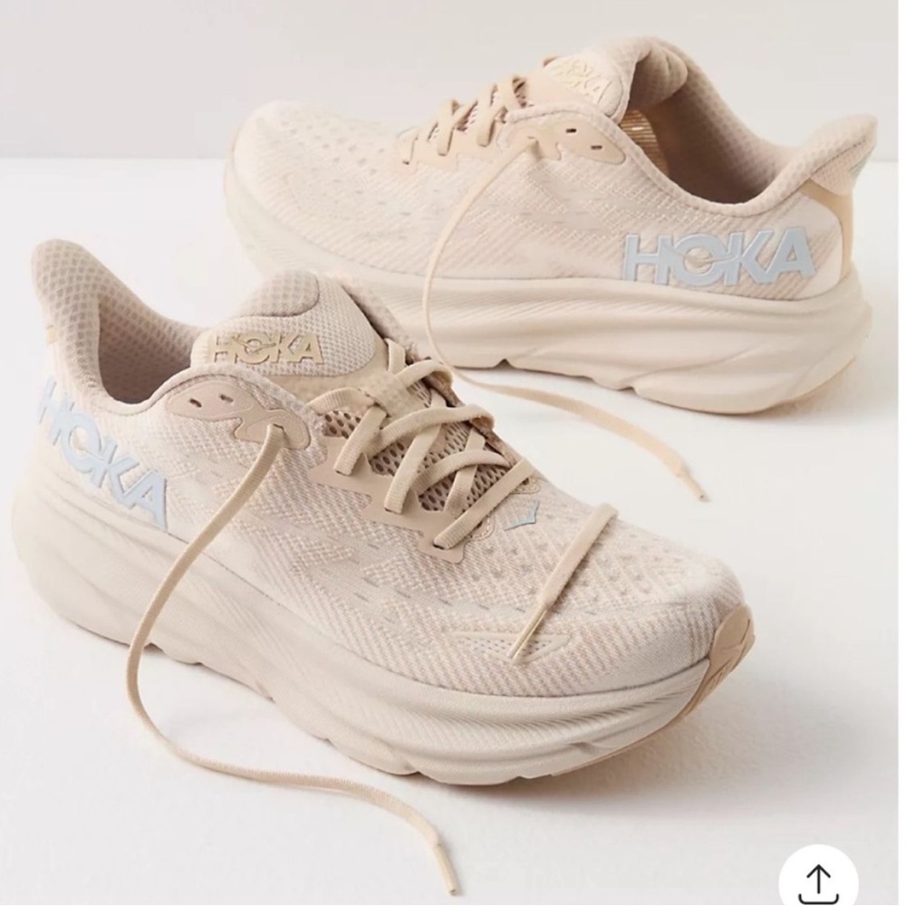 HOKA One Clifton 9 Running Sneaker size 7 women's
